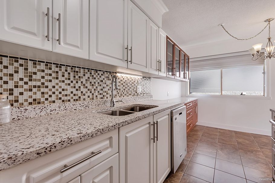 111 235 E 13th Street North Vancouver, BC - 3