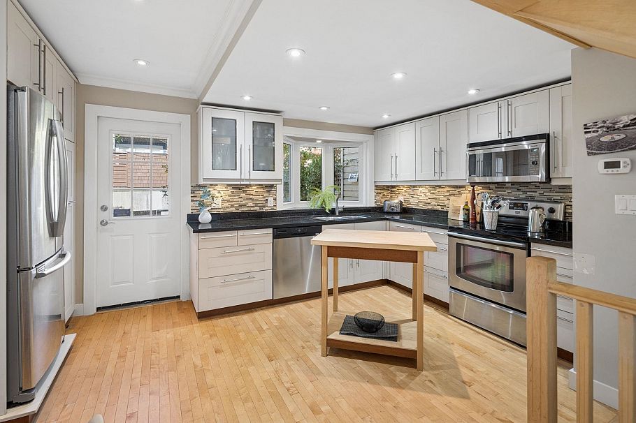 3 230 W 15th Street North Vancouver, BC - 1