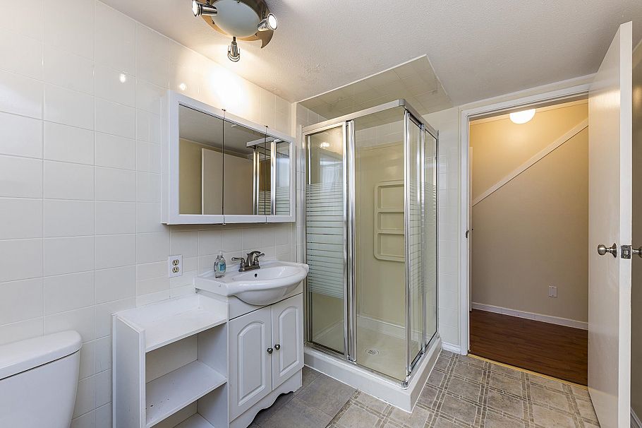 741 E 18th Street North Vancouver, BC - 32