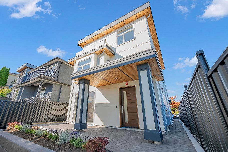 2 3034 E 5th Avenue Vancouver, BC - 2