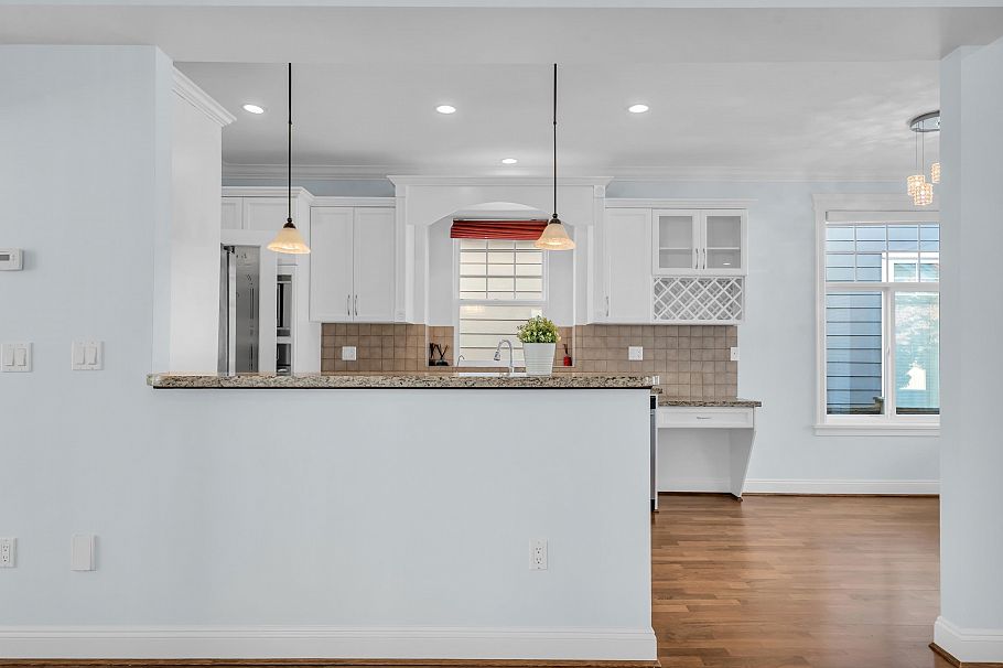 2411 George Street North Vancouver, BC - 17