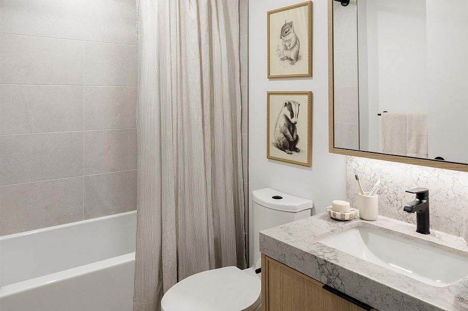 1002 W 37th Avenue Vancouver, BC - 23
