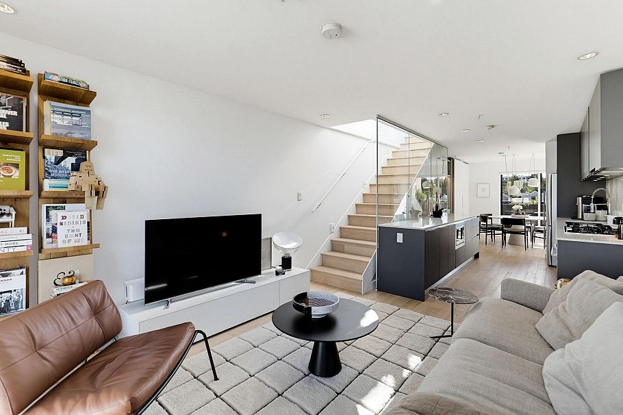 309 1647 E Pender Street Vancouver, BC - 1