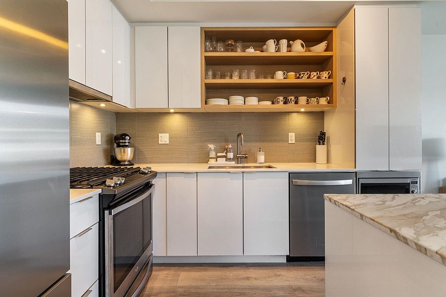 403 725 Marine Drive North Vancouver, BC - 2