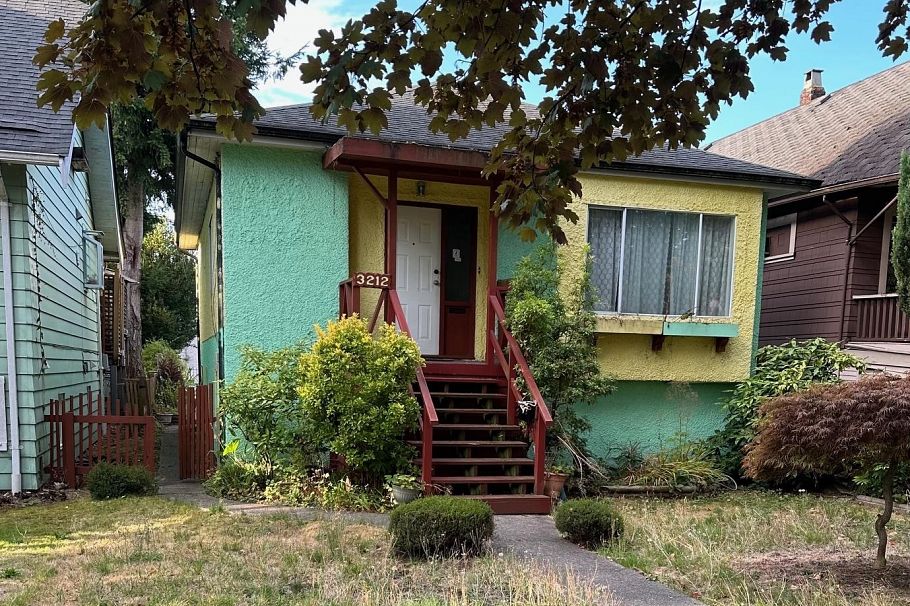 3212 W 6th Avenue Vancouver, BC - 1