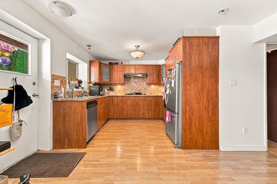 950 Tollcross Road North Vancouver, BC - 23