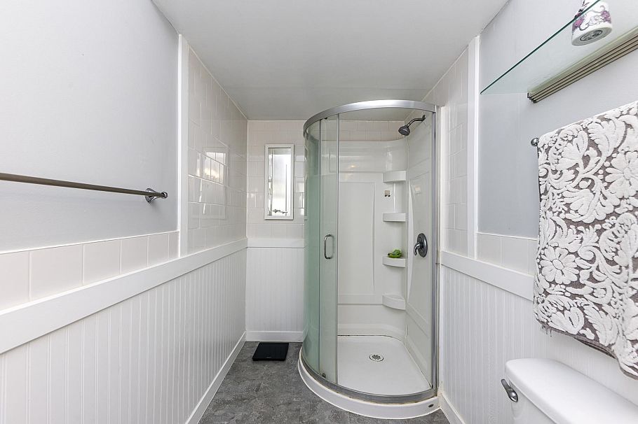 741 E 18th Street North Vancouver, BC - 18