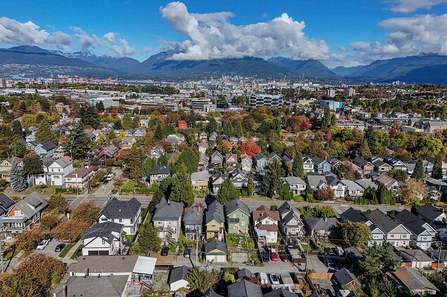 1124 E 12th Avenue Vancouver, BC - 5