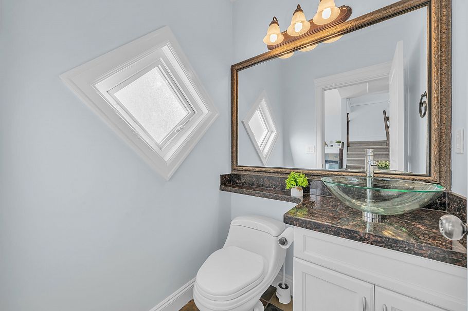 2411 George Street North Vancouver, BC - 10
