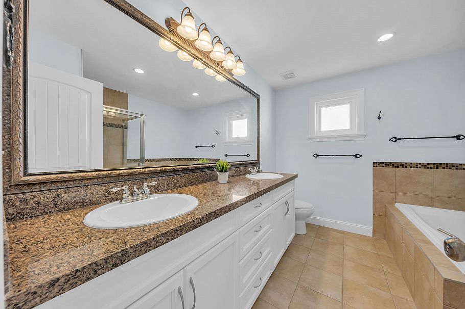 2411 George Street North Vancouver, BC - 4
