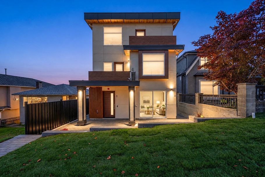 2 3034 E 5th Avenue Vancouver, BC - 1