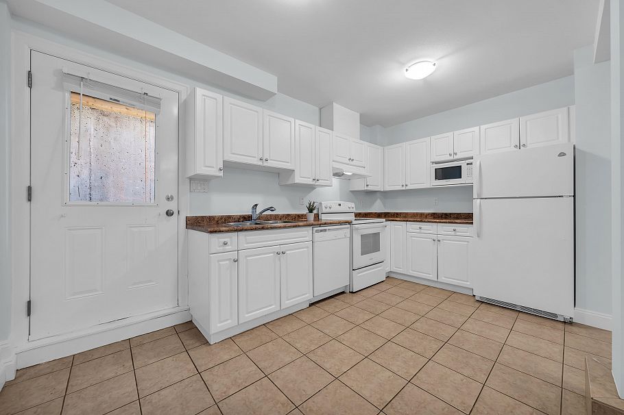 2411 George Street North Vancouver, BC - 31
