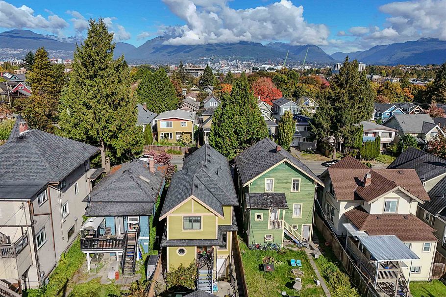 1124 E 12th Avenue Vancouver, BC - 4