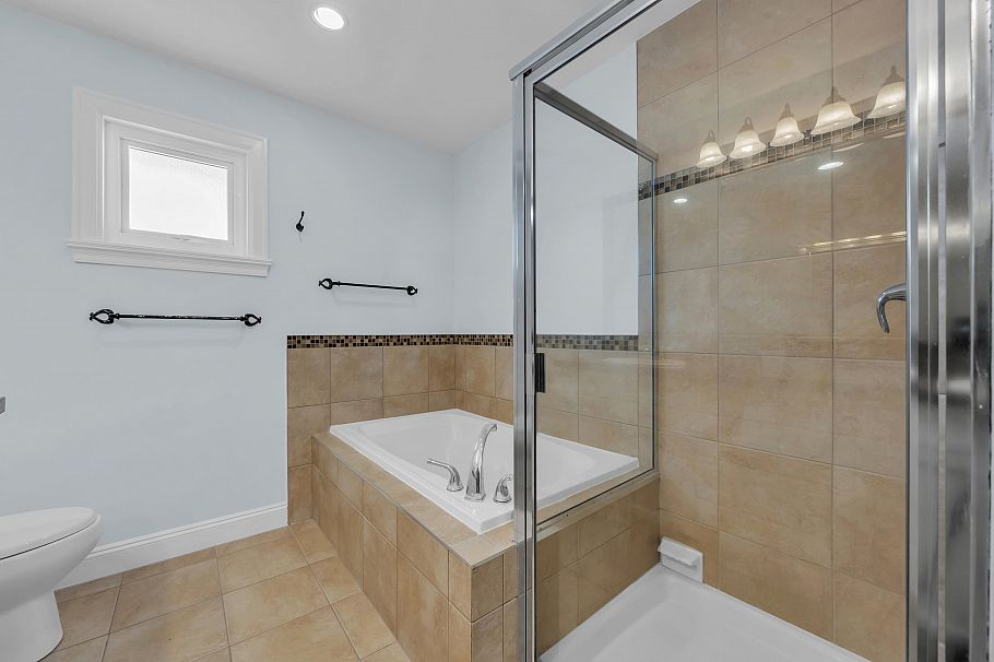 2411 George Street North Vancouver, BC - 5