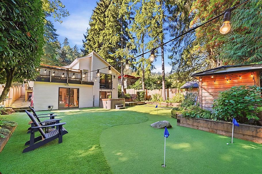 1720 Deep Cove Road North Vancouver, BC - 1