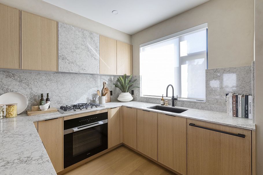 1002 W 37th Avenue Vancouver, BC - 3