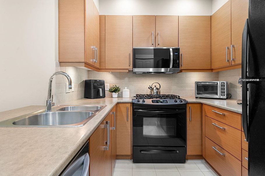 208 188 W 29 Street North Vancouver, BC - 14