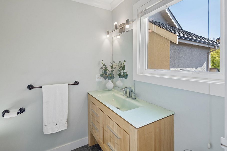 3 230 W 15th Street North Vancouver, BC - 24
