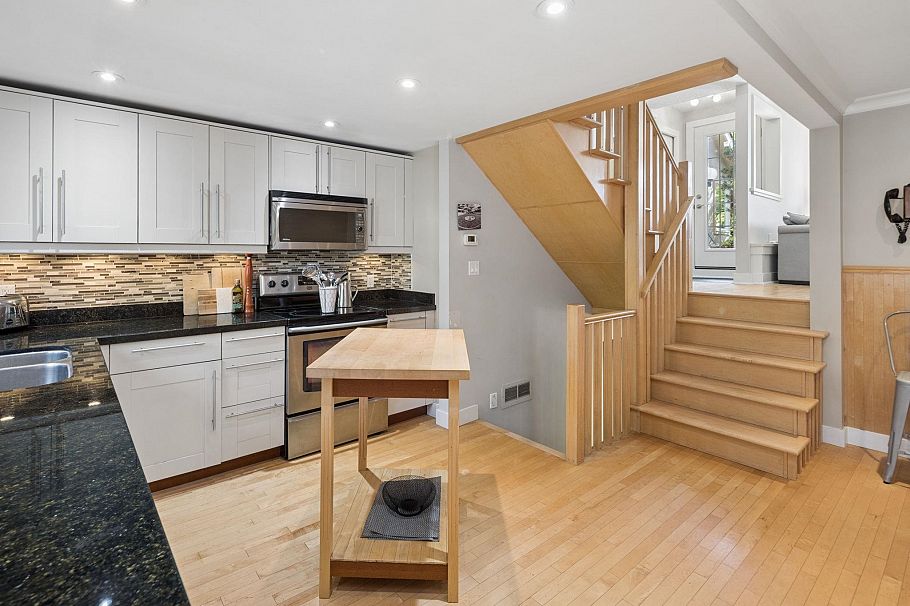 3 230 W 15th Street North Vancouver, BC - 3