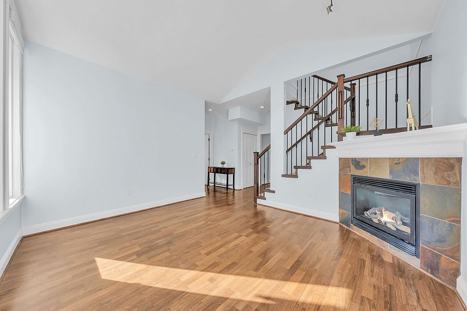 2411 George Street North Vancouver, BC - 13