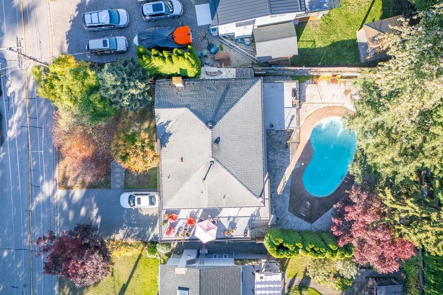 950 Tollcross Road North Vancouver, BC - 30