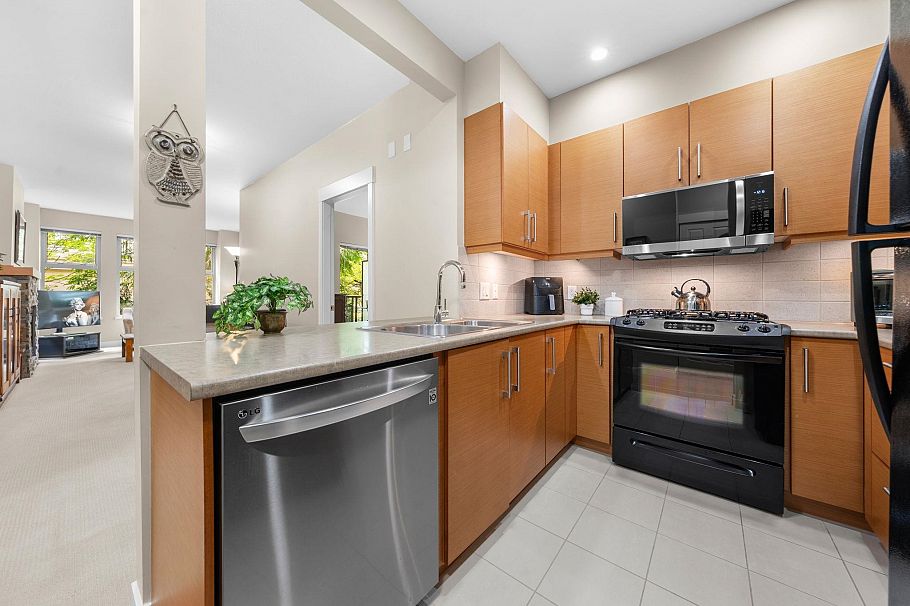 208 188 W 29 Street North Vancouver, BC - 16