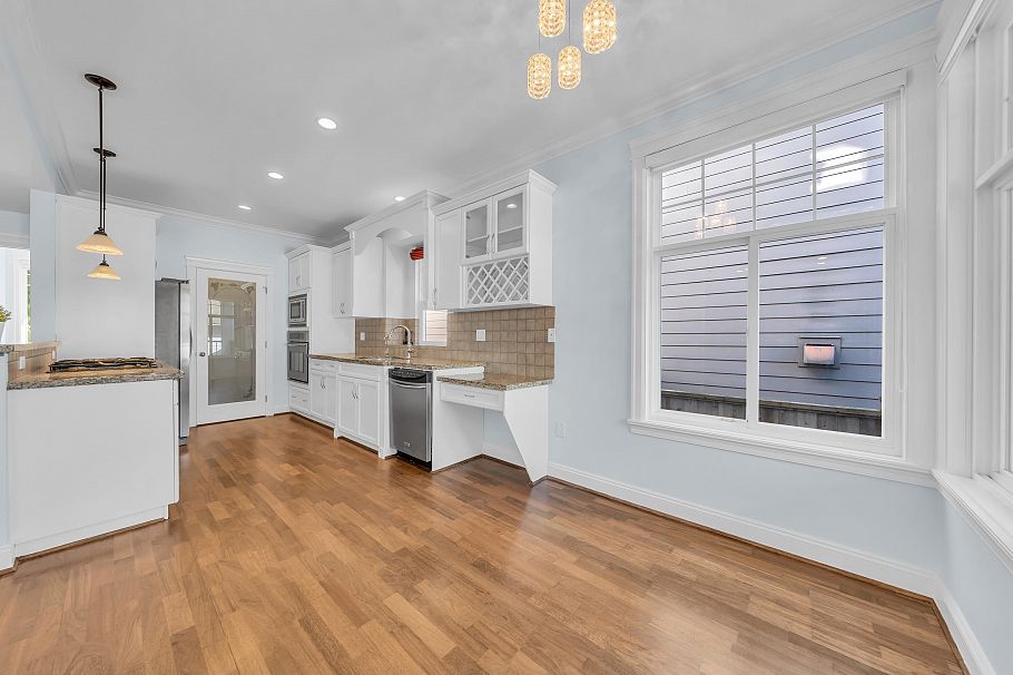 2411 George Street North Vancouver, BC - 25
