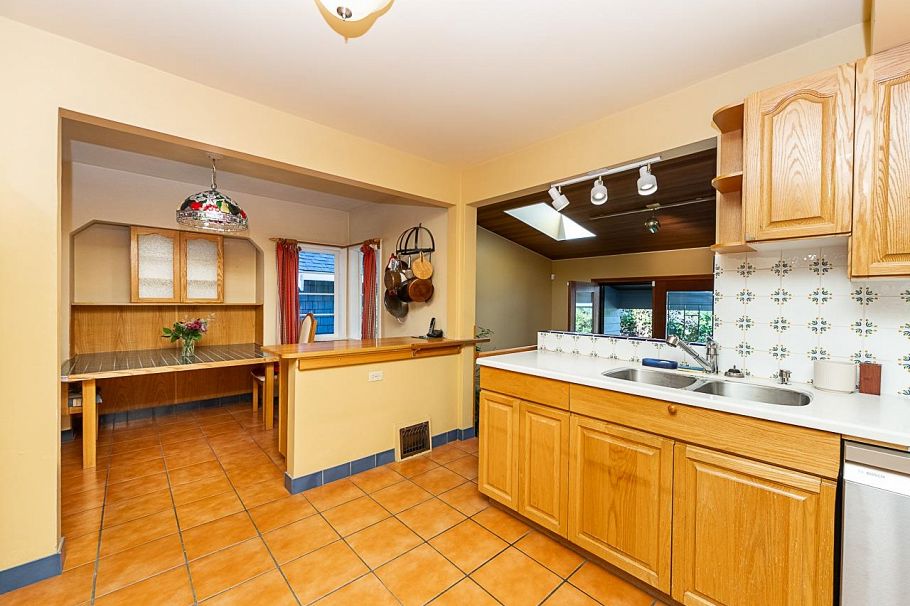 1881 Whyte Avenue Vancouver, BC - 12