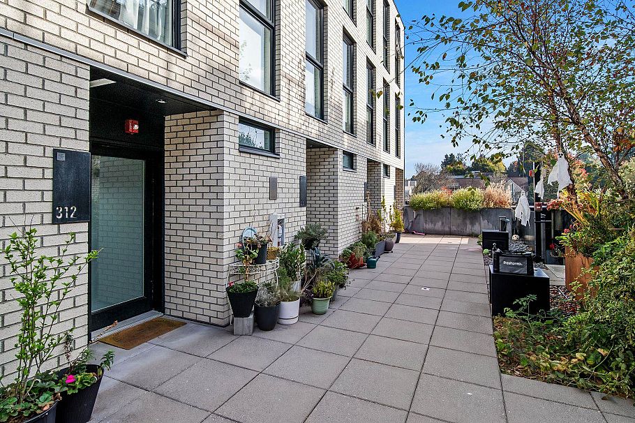312 1647 E Pender Street Vancouver, BC - 1