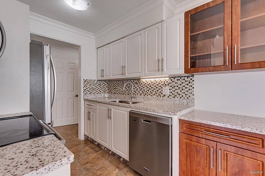 111 235 E 13th Street North Vancouver, BC - 4