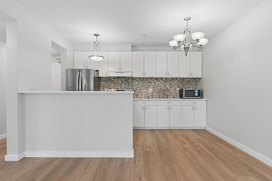 109 1033 St. Georges Avenue North Vancouver, BC - 6