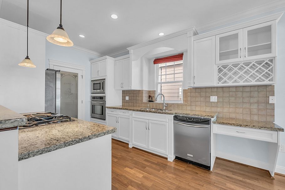 2411 George Street North Vancouver, BC - 23