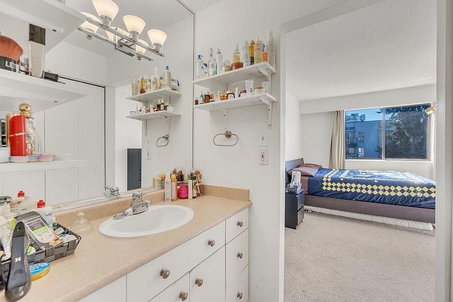 205 1610 Chesterfield Avenue North Vancouver, BC - 23
