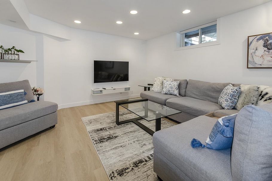 1075 Adderley Street North Vancouver, BC - 23