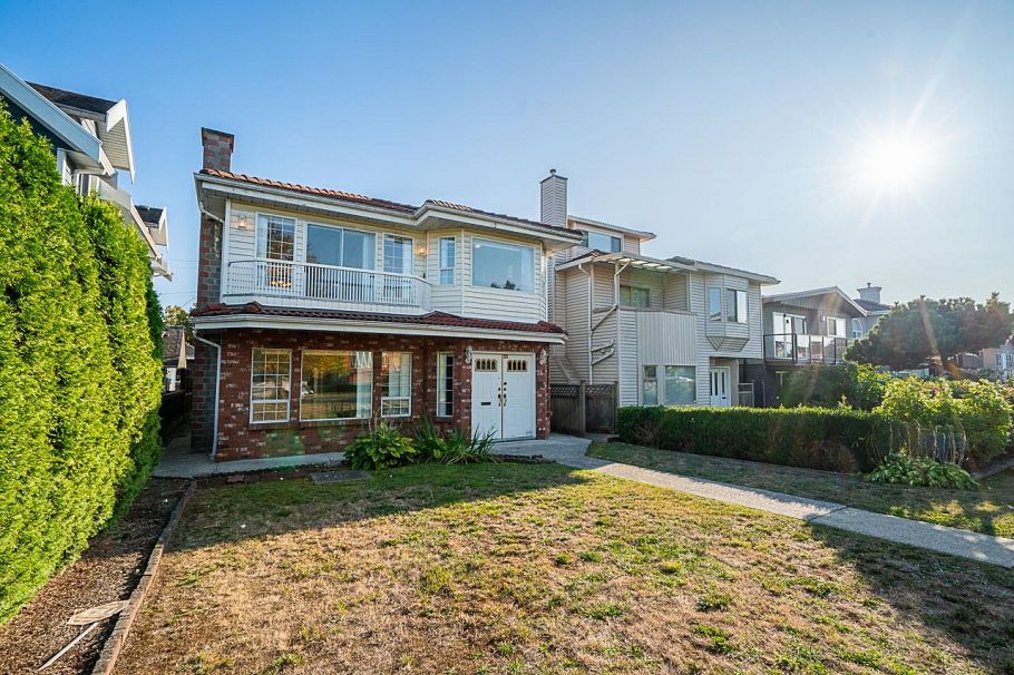 2692 E 46th Avenue Vancouver, BC - 3