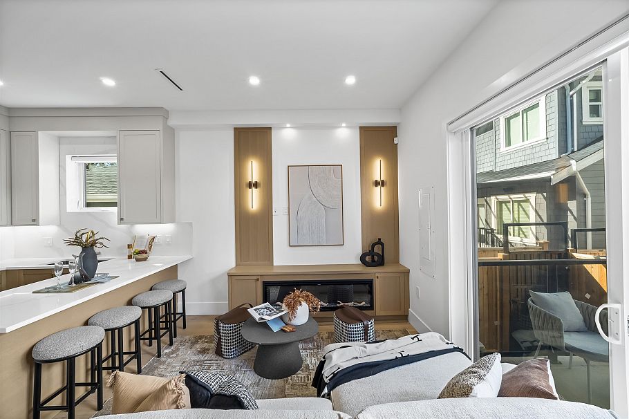 2712 Kitchener Street Vancouver, BC - 2