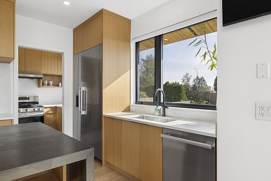 366 W 25th Street North Vancouver, BC - 17