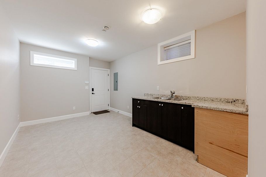 5506 College Street Vancouver, BC - 22