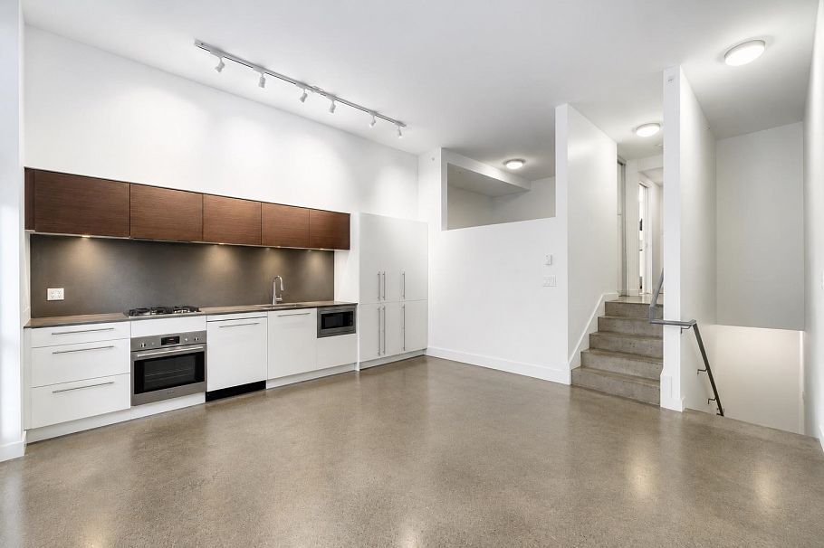 208 150 E Cordova Street Vancouver, BC - 2