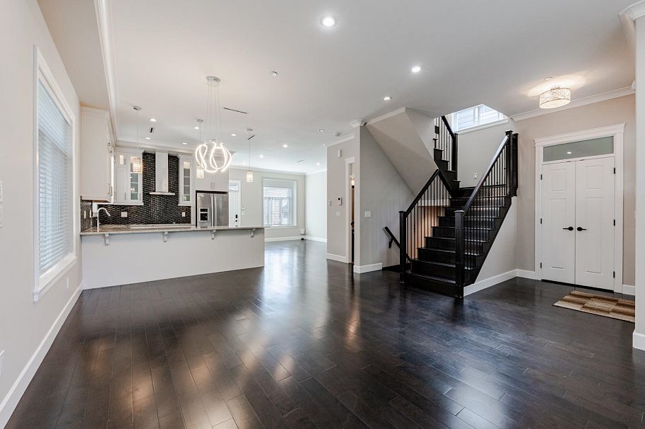 5506 College Street Vancouver, BC - 7