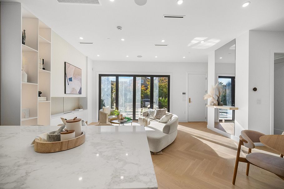 411 W 19th Avenue Vancouver, BC - 3