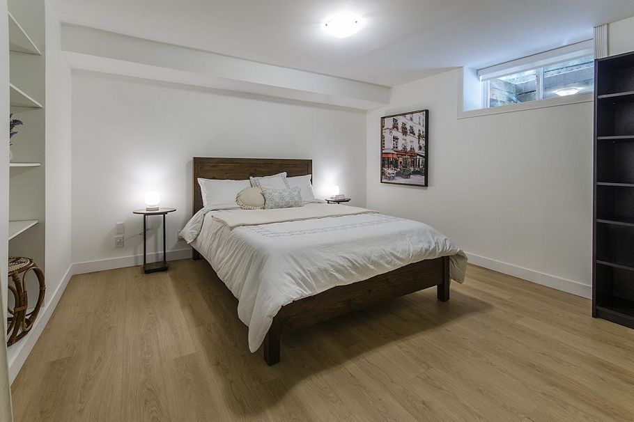 1075 Adderley Street North Vancouver, BC - 25