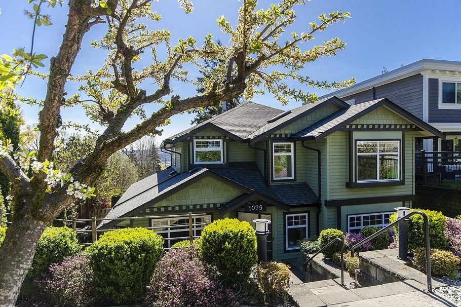 1075 Adderley Street North Vancouver, BC - 1