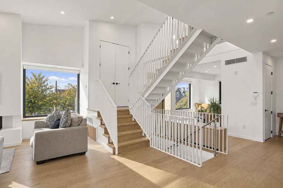 366 W 25th Street North Vancouver, BC - 6