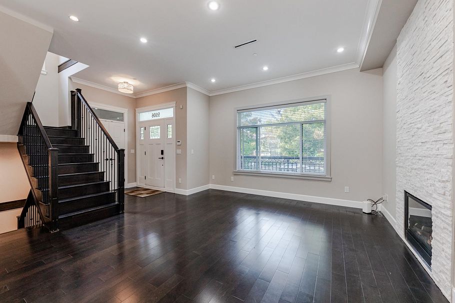 5506 College Street Vancouver, BC - 4