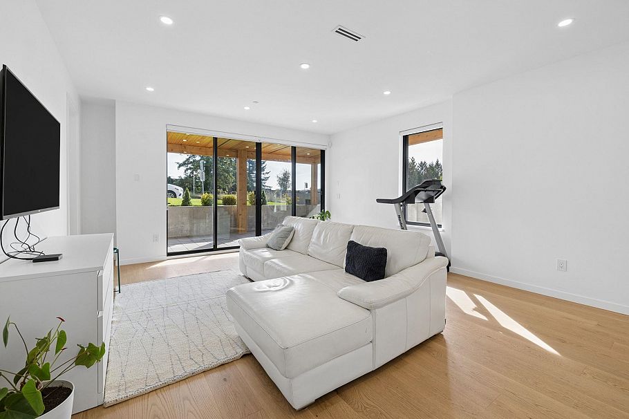 366 W 25th Street North Vancouver, BC - 31