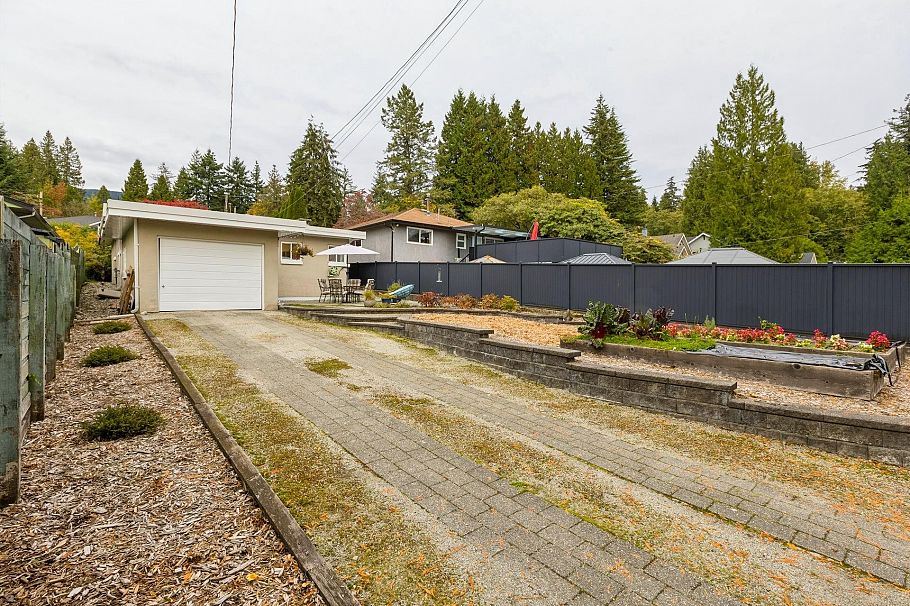 331 E 24th Street North Vancouver, BC - 27