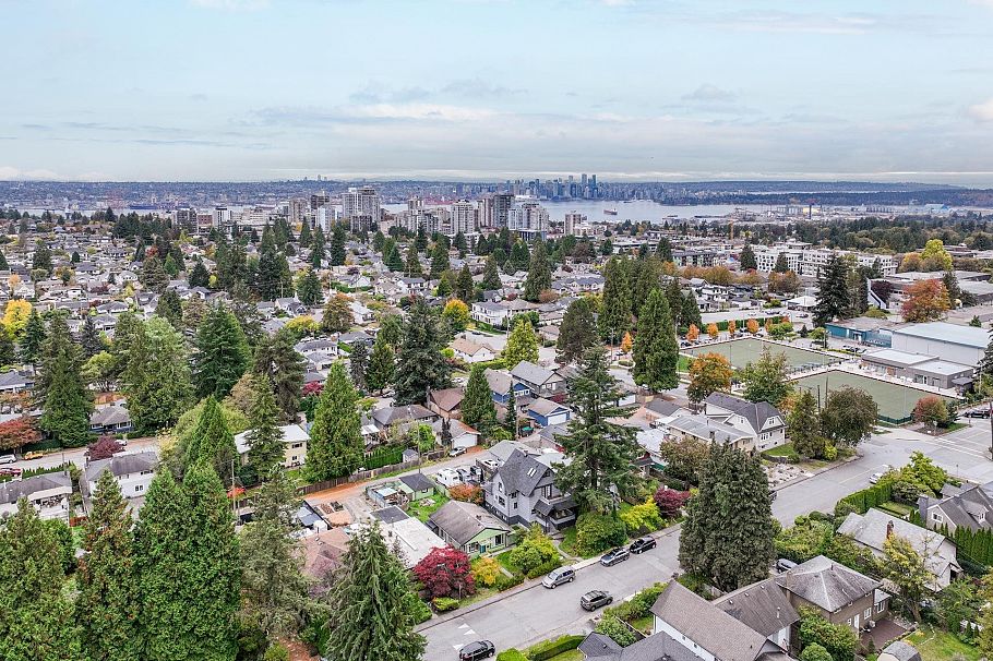 331 E 24th Street North Vancouver, BC - 31