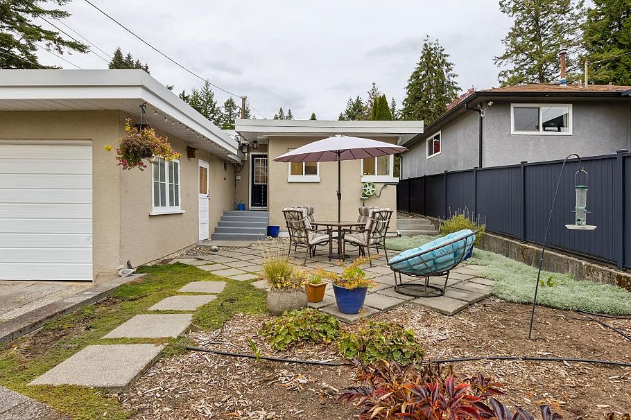 331 E 24th Street North Vancouver, BC - 24