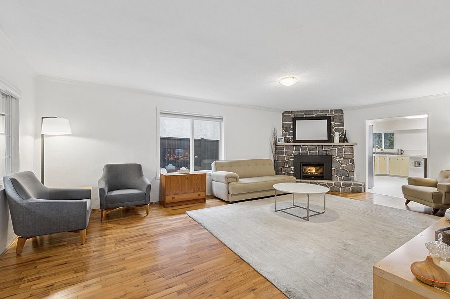 331 E 24th Street North Vancouver, BC - 2